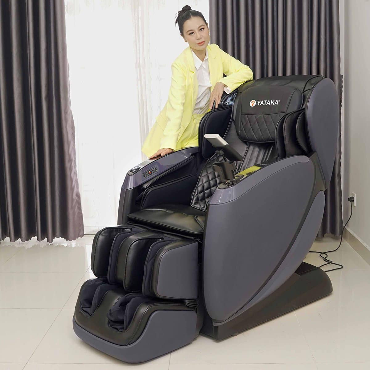 Diễn Viên Nam Thư "tậu" ghế massage IC1800