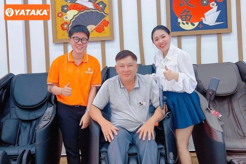 Khách hàng được trải nghiệm ghế massage với da PU êm ái và con lăn 3D 4D thực tế