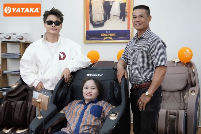 Khách hàng được trực tiếp trải nghiệm ghế massage tại showroom
