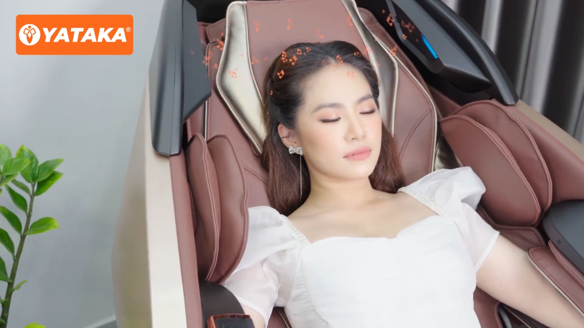 Hành trình tìm lại giấc ngủ ngon của Lương Bích Hữu cùng ghế massage Yataka 1600 13 Ca sĩ Lương Bích Hữu thư giãn trên ghế massage Yataka 1600