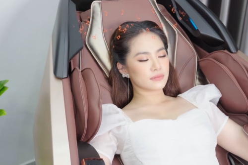 Ca sĩ Lương Bích Hữu trải nghiệm ghế massage Yataka
