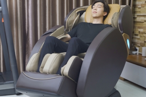 Ca sĩ Tăng Phúc trải nghiệm ghế massage Yataka