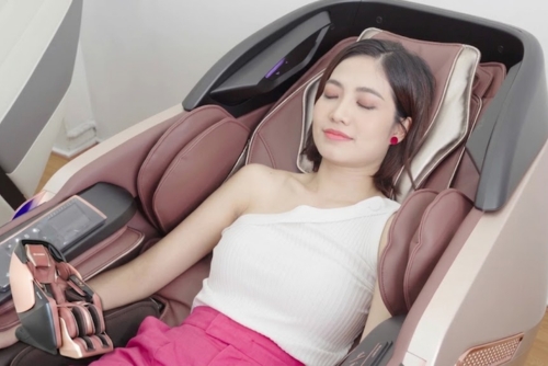 Hoa Hậu / MC Ninh Hoàng Ngân trải nghiệm ghế massage Yataka