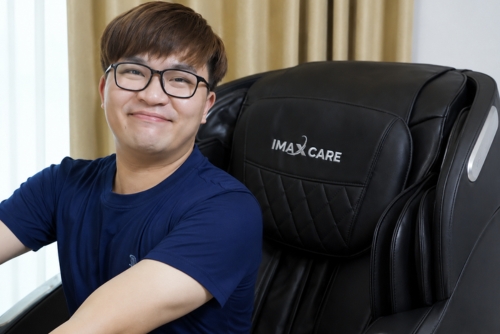 MC Đại Nghĩa trải nghiệm ghế massage của Yataka