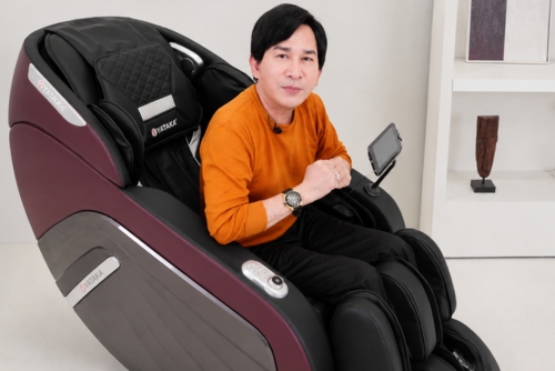 Nghệ sĩ Kim Tử Long trải nghiệm ghế massage của Yataka
