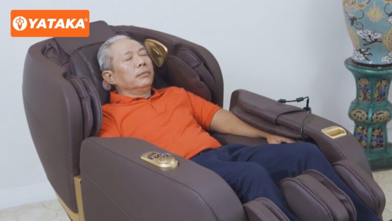 Nghệ sĩ Trung Dân trải nghiệm ghế massage Yataka YA600