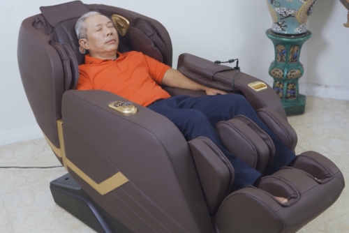 Nghệ sĩ Trung Dân trải nghiệm ghế massage Yataka